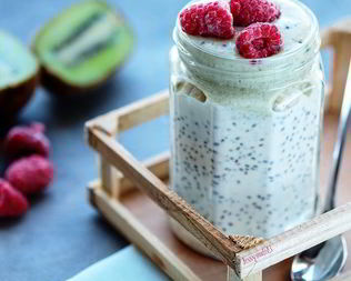 Чиа-пудинг с киви и малиной