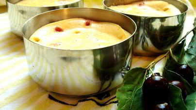 Десерт из запеченной ряженки с вишнями и шоколадом