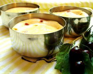 Десерт из запеченной ряженки с вишнями и шоколадом