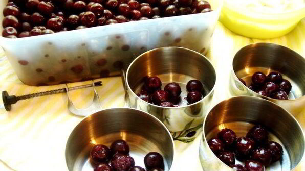 десерт из запеченной ряженки с вишнями и шоколадом