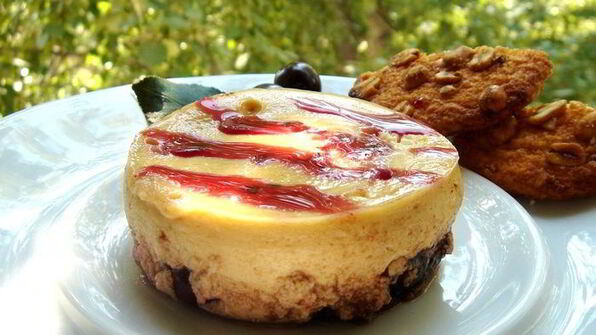 десерт из запеченной ряженки с вишнями и шоколадом