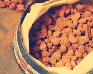 Кофейные зерна в шоколаде с солью