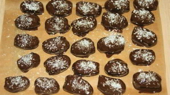 натуральные конфеты финики с миндалем в шоколаде