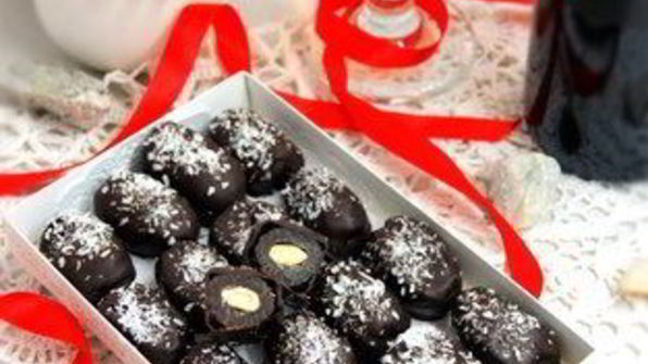 натуральные конфеты финики с миндалем в шоколаде