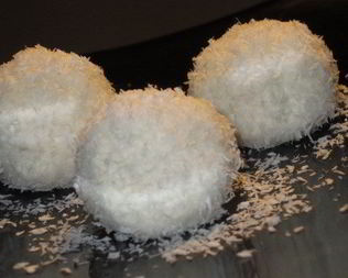 Творожные конфеты с миндалем и кокосом