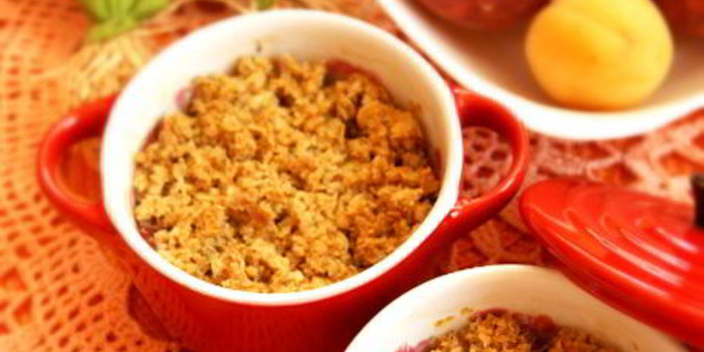 Рецепт крамбл с овсяными хлопьями и фруктово-ягодным миксом