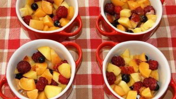 крамбл с овсяными хлопьями и фруктово-ягодным миксом