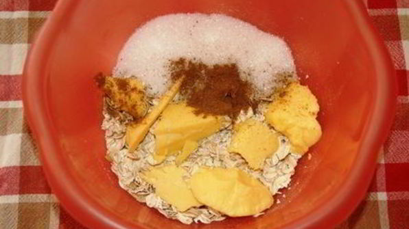 крамбл с овсяными хлопьями и фруктово-ягодным миксом