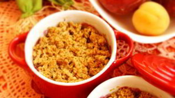 крамбл с овсяными хлопьями и фруктово-ягодным миксом