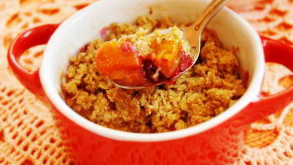 крамбл с овсяными хлопьями и фруктово-ягодным миксом