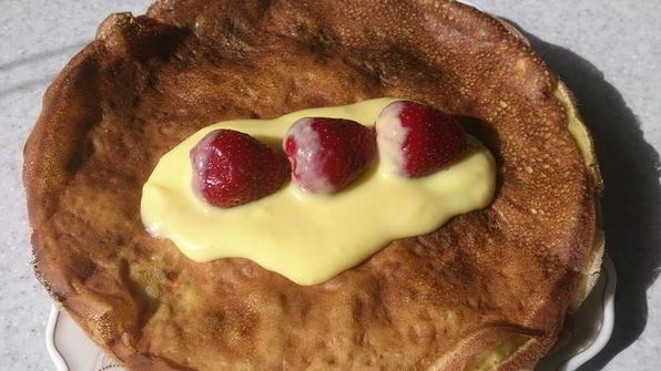 блинчики с клубникой и заварным кремом
