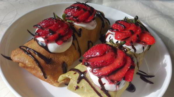 блинчики с клубникой и заварным кремом