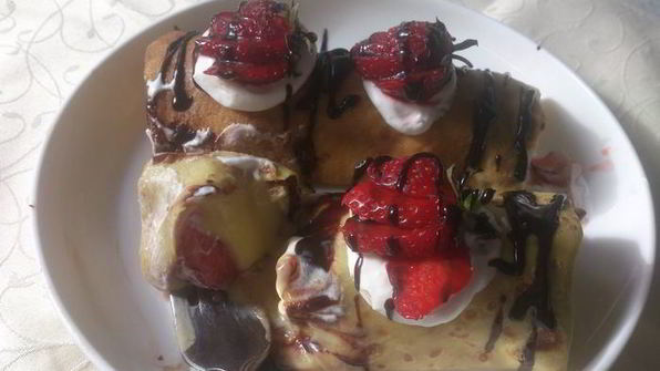 блинчики с клубникой и заварным кремом