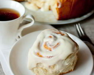 Булочки с корицей и кремом из сливочного сыра