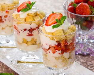 Десерт с бисквитом, клубникой и кремом