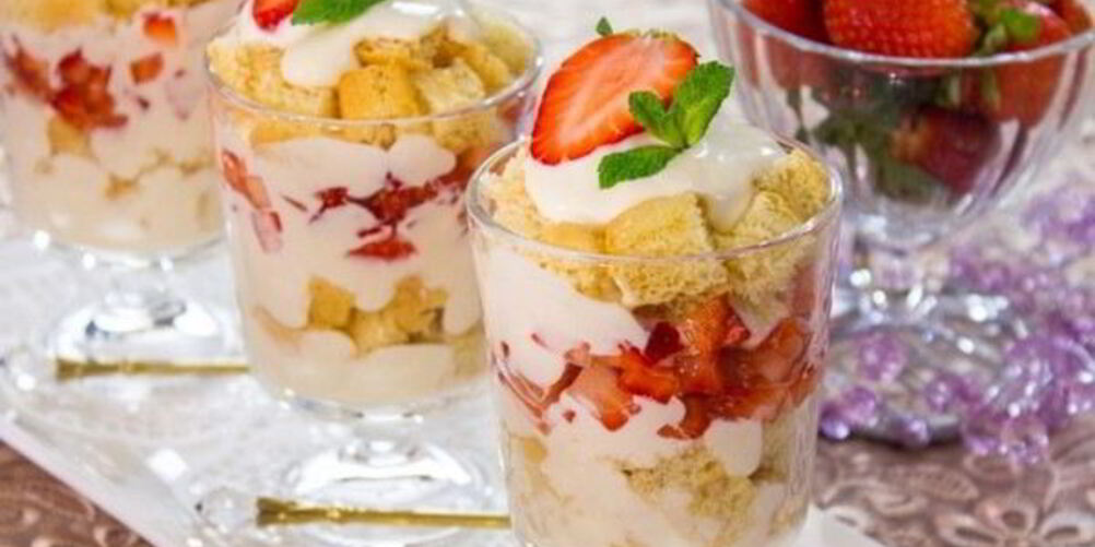 Рецепт десерт с бисквитом, клубникой и кремом