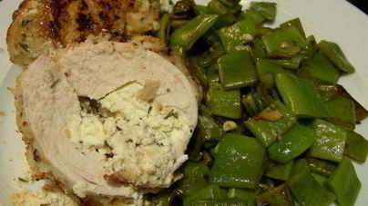 Куриные грудки, фаршированные крем-чизом Филадельфия, фетой и ароматными травами