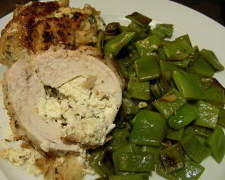 Куриные грудки, фаршированные крем-чизом Филадельфия, фетой и ароматными травами