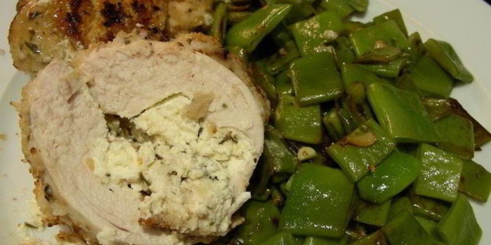 Рецепт куриные грудки, фаршированные крем-чизом филадельфия, фетой и ароматными травами