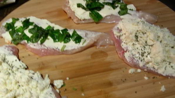 куриные грудки, фаршированные крем-чизом филадельфия, фетой и ароматными травами