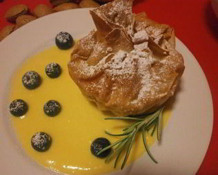 Мешочки с яблоками и миндальной пастой с розмариновым кремом