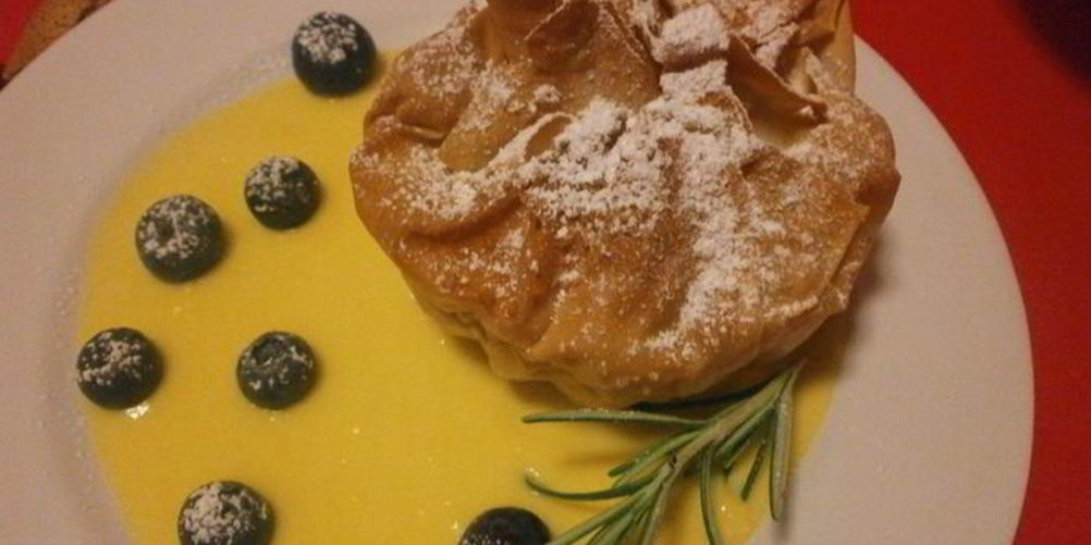 Рецепт мешочки с яблоками и миндальной пастой с розмариновым кремом