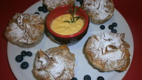 мешочки с яблоками и миндальной пастой с розмариновым кремом