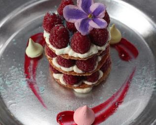 Мильфей с ягодами и кремом шантильи