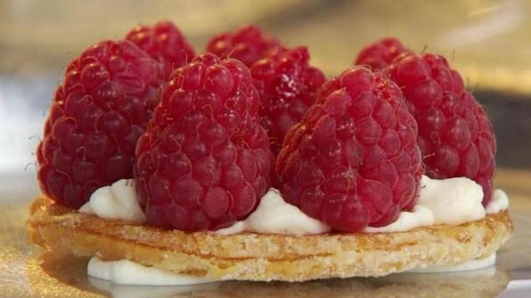 мильфей с ягодами и кремом шантильи