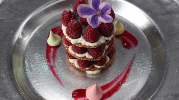 мильфей с ягодами и кремом шантильи