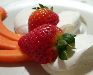 Нежный творожный крем-десерт с маскарпоне и папайей