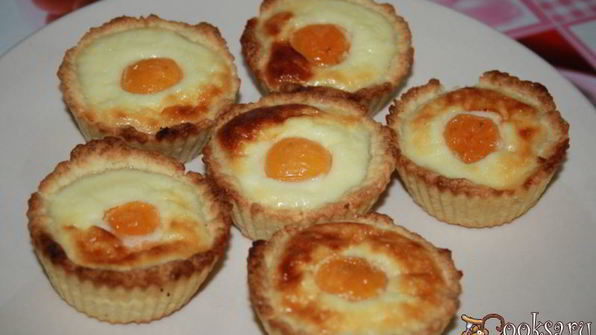 песочные корзинки с кремом и абрикосом яишенки