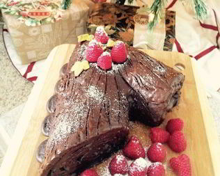 Постный шоколадный рулет с кремом из авокадо