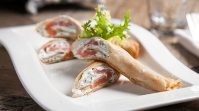 Ржаные блинные рулетики с красной рыбой и сливочно-сырным кремом