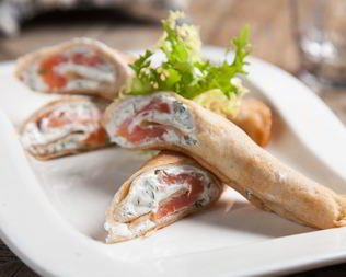 Ржаные блинные рулетики с красной рыбой и сливочно-сырным кремом