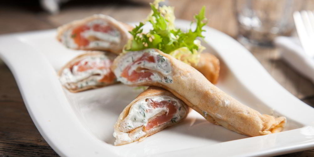 Рецепт ржаные блинные рулетики с красной рыбой и сливочно-сырным кремом