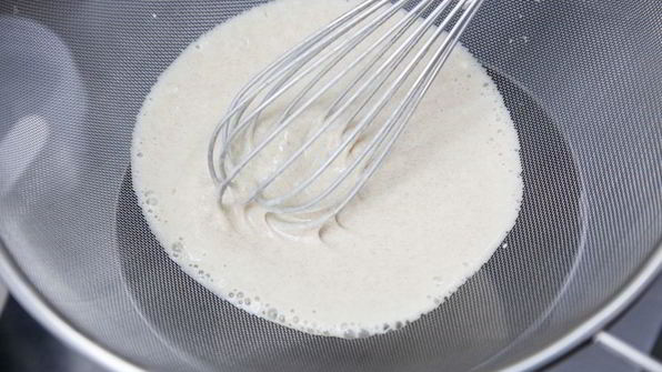 ржаные блинные рулетики с красной рыбой и сливочно-сырным кремом