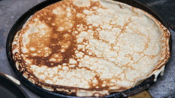 ржаные блинные рулетики с красной рыбой и сливочно-сырным кремом