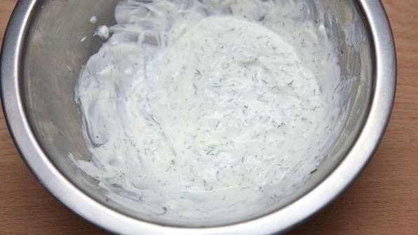 ржаные блинные рулетики с красной рыбой и сливочно-сырным кремом