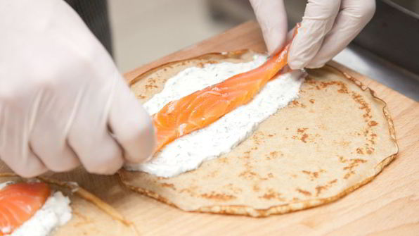 ржаные блинные рулетики с красной рыбой и сливочно-сырным кремом