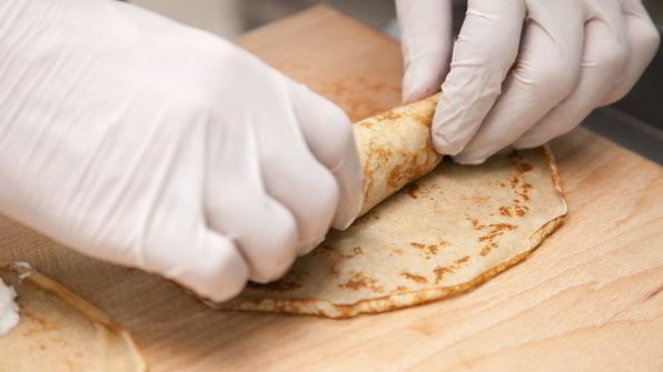 ржаные блинные рулетики с красной рыбой и сливочно-сырным кремом