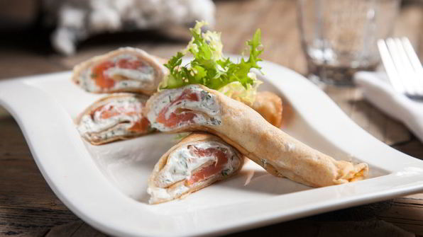 ржаные блинные рулетики с красной рыбой и сливочно-сырным кремом