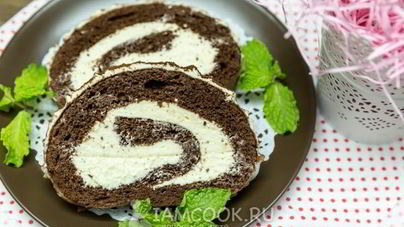 Шоколадный бисквитный рулет со сливочным кремом