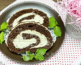 Шоколадный бисквитный рулет со сливочным кремом