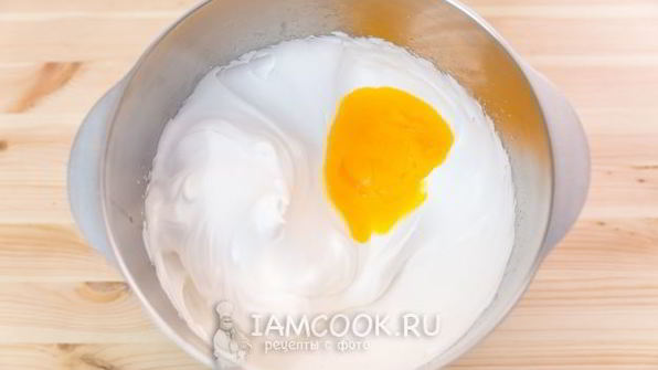 шоколадный бисквитный рулет со сливочным кремом