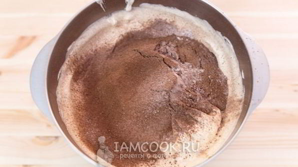 шоколадный бисквитный рулет со сливочным кремом