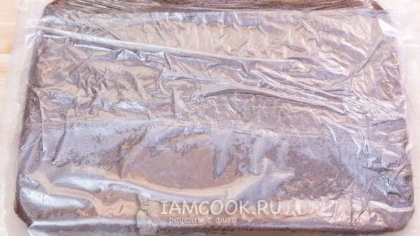 шоколадный бисквитный рулет со сливочным кремом