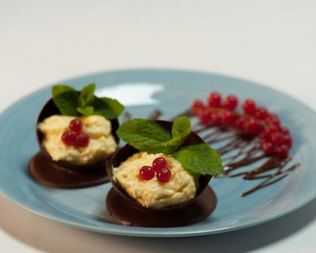 Шоколадные чашечки с кремом