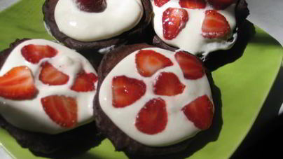 Шоколадные коржики с кремом и клубникой