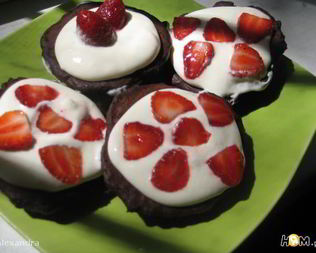 Шоколадные коржики с кремом и клубникой